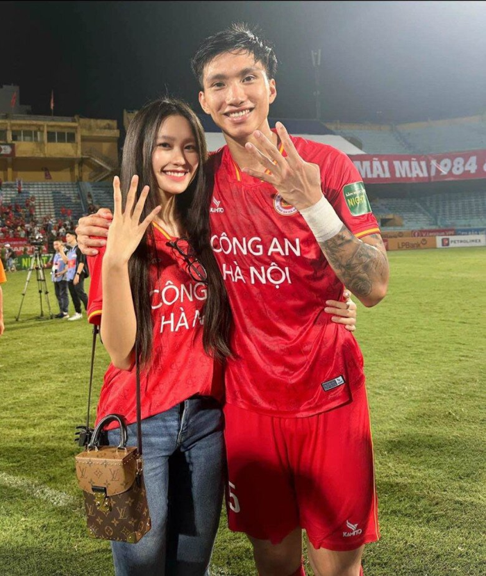 May mắn lớn nhất giữa lúc Đoàn Văn Hậu dính chấn thương là có gia đình và bà xã Doãn Hải My sát cánh, chia sẻ những áp lực khiến anh có thêm động lực trở lại sân cỏ. 