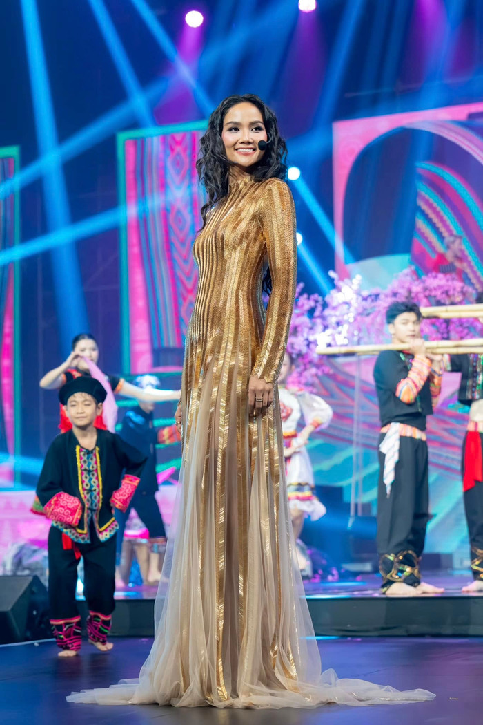 H'Hen Niê biết kết hợp hình tượng nghệ sĩ giải trí và hoa hậu. (Ảnh: FBNV)