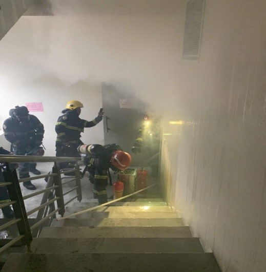 Lực lượng Cảnh sát PCCC&CNCH nhanh chóng triển khai chữa cháy tại khu vực trục kỹ thuật tầng 4. Ảnh: Công an TP Hà Nội