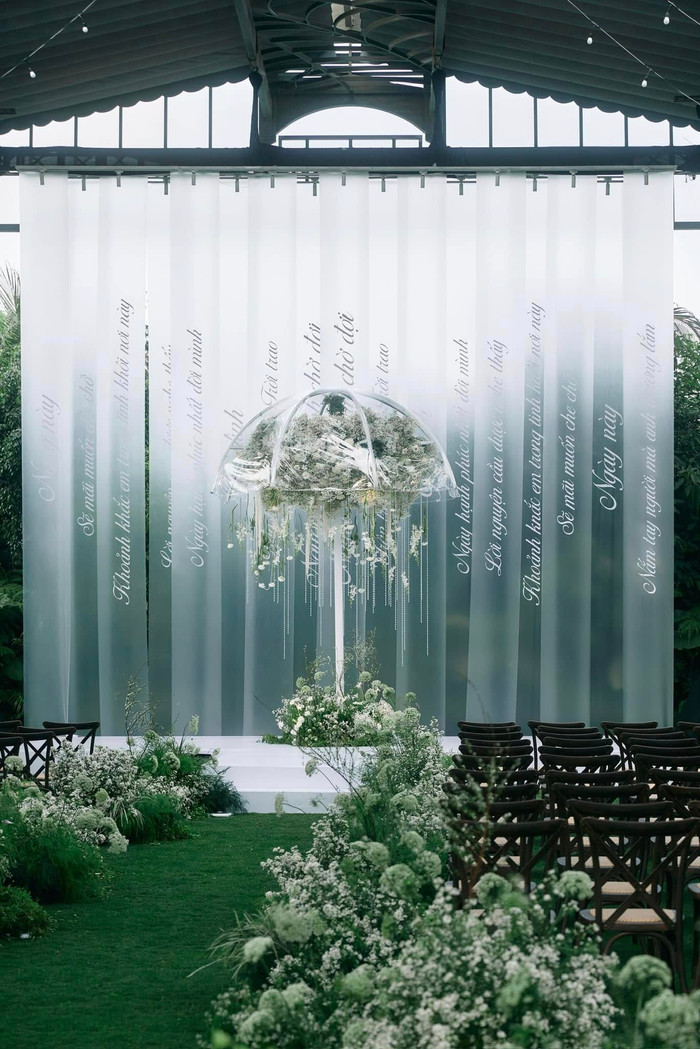 Phần sân khấu trong ngày vui của Vũ Cát Tường được trang trí đầy tinh tế. Ảnh: FBNV