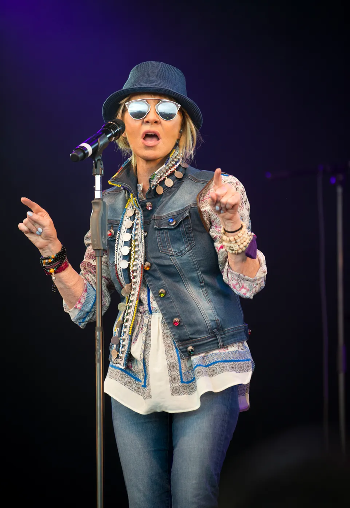 Nữ ca sĩ bị bắt gặp xuất hiện trên tàu điện ngầm, nhan sắc tuổi 76 khiến nhiều người xôn xao Ảnh 3