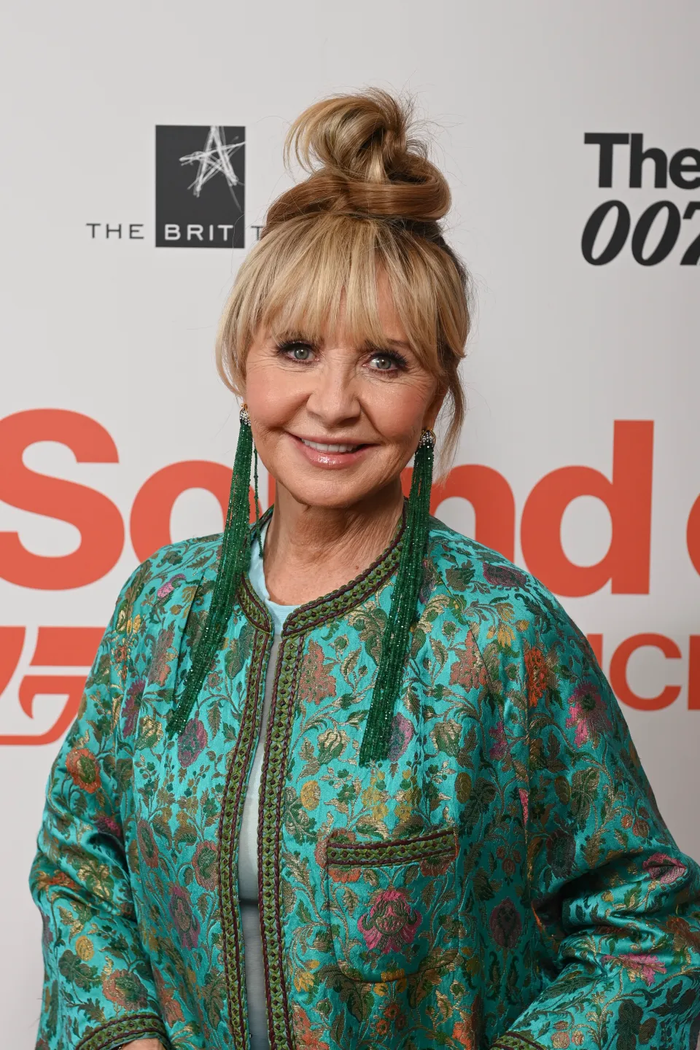 Nữ ca sĩ bị bắt gặp xuất hiện trên tàu điện ngầm, nhan sắc tuổi 76 khiến nhiều người xôn xao Ảnh 4