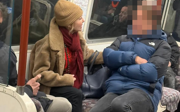 Nữ ca sĩ bị bắt gặp xuất hiện trên tàu điện ngầm, nhan sắc tuổi 76 khiến nhiều người xôn xao Ảnh 2