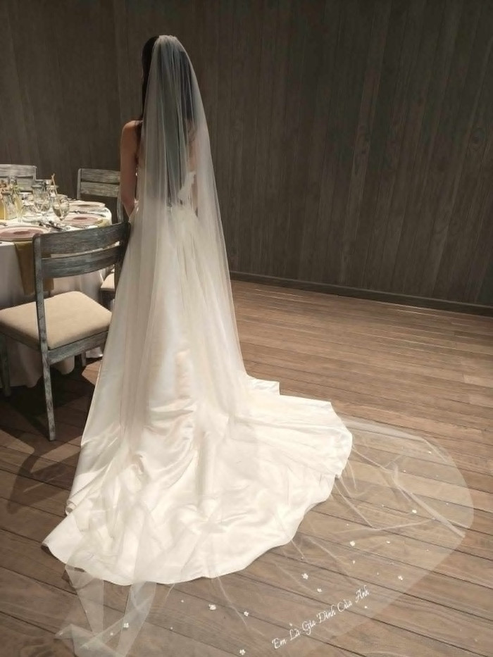 Phần khăn choàng đầu được đính kèm với mẫu váy cưới này còn thêu nổi dòng chữ gây chú ý. (Ảnh: NVCC)