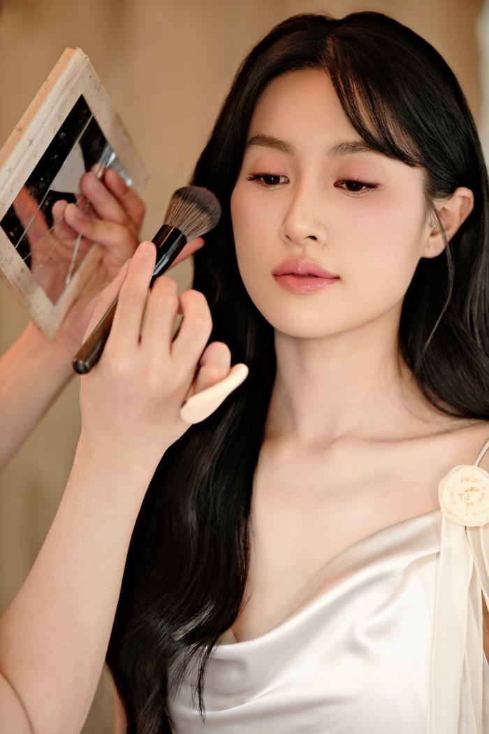 Trong ngày cưới, cô dâu của Vũ Cát Tường chọn lớp nền mỏng nhẹ, đôi mắt điểm chút nhũ hồng nhạt, má ửng hồng tự nhiên. Điểm nhấn của tổng thể nằm đôi môi căng mọng giúp người đẹp tăng thêm phần kiêu sa nhưng vẫn giữ được nét dịu dàng, e ấp trong sự kiện trọng đại của cuộc đời. 