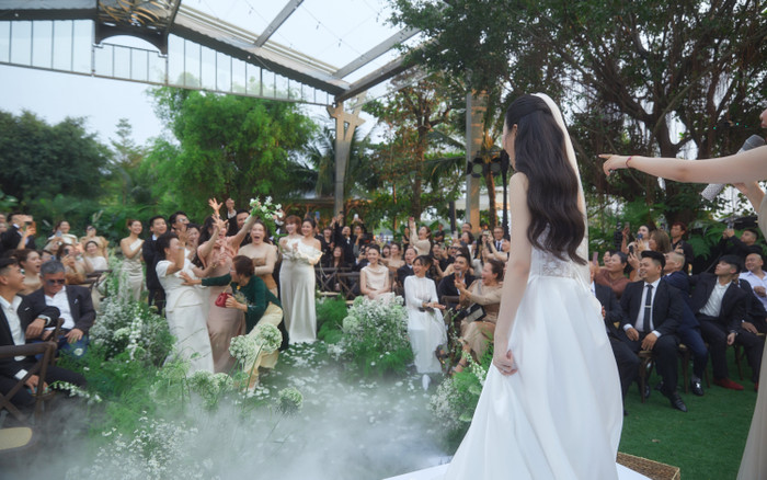 Hé lộ danh tính người bắt được hoa cưới trong lễ thành đôi của Vũ Cát Tường Ảnh 2