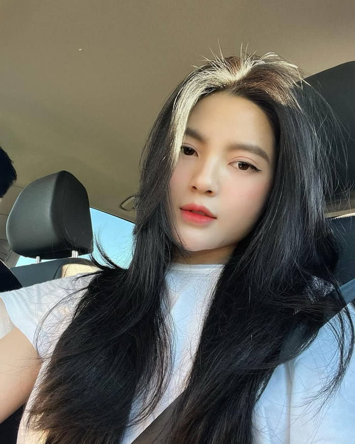 Nhờ vào quy trình chăm sóc da khoa học và sự kiên trì, Chu Thanh Huyền đã sở hữu làn da được nhiều người mơ ước. Nàng WAG hào hứng chia sẻ: 'Như da của em Huyền, dùng em peel này hơn tháng cải thiện rõ luôn. Da căng mịn, lỗ chân lông nhìn kĩ còn không thấy tí nào cơ'. Ảnh: IGNV