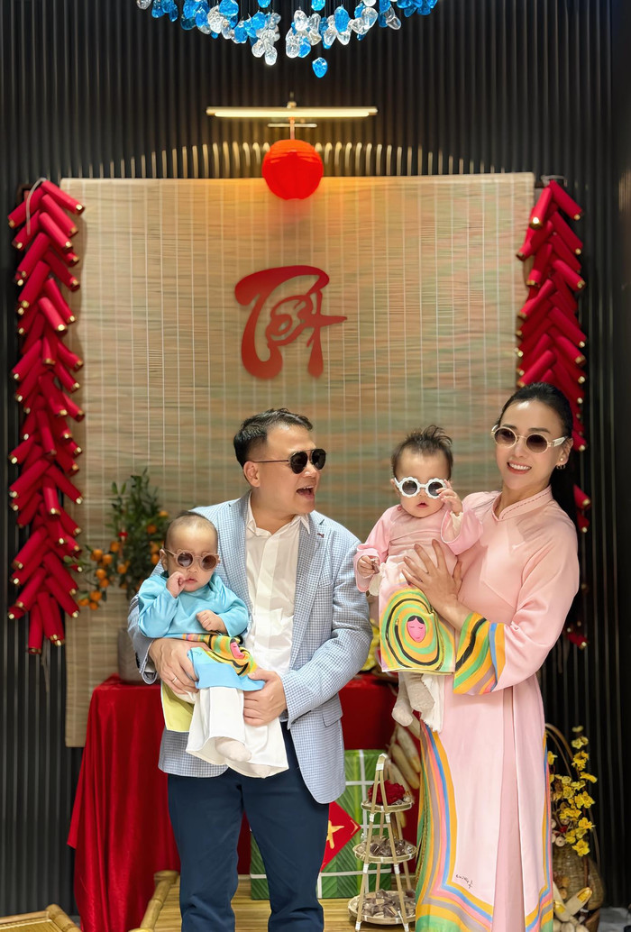 Gần 2 năm kết hôn, Phương Oanh toàn tâm toàn ý vun vén tổ ấm, cùng Shark Bình chăm sóc hai con. (Ảnh: FBNV)