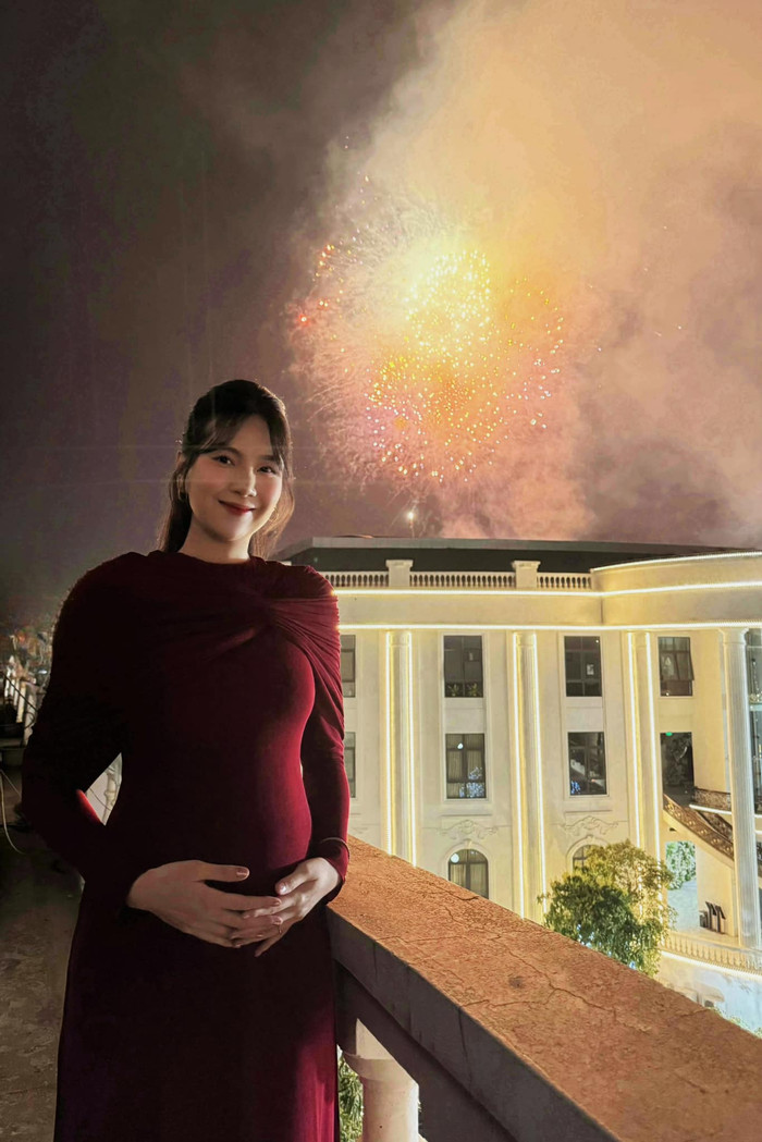 MC Mai Ngọc xác nhận mang thai con đầu lòng sau hơn 1 tháng về đám cưới. Thời điểm công bố tin vui, nữ MC để lộ bụng bầu to vượt mặt. (Ảnh: FBNV)