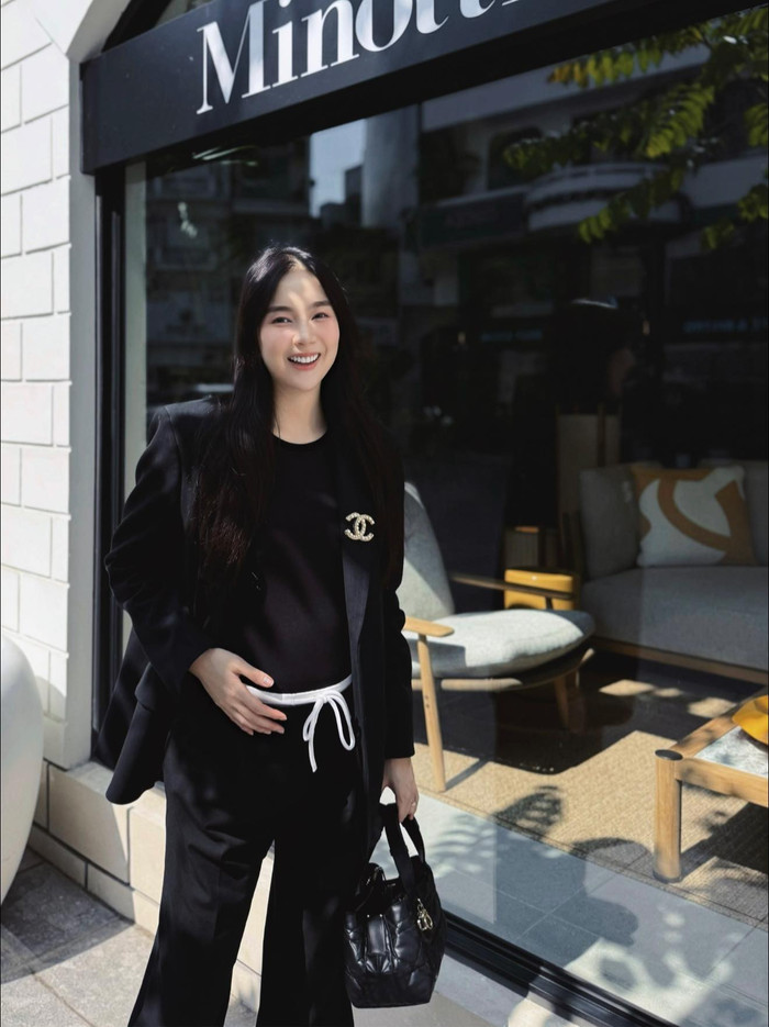 MC Mai Ngọc được nhận xét là nhuận sắc hơn khi mang thai con đầu lòng. (Ảnh: FBNV)