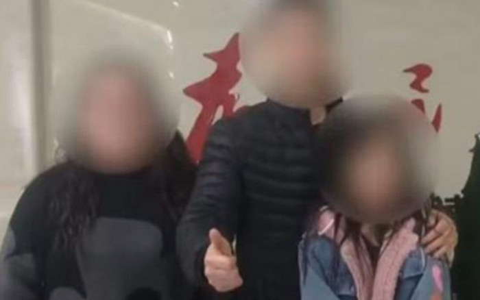 Thấy bé gái đứng bơ vơ ở trạm dừng chân, một người dân hỏi chuyện thì phát hiện sự cố hy hữu Ảnh 2