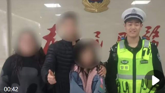 Thấy bé gái đứng bơ vơ ở trạm dừng chân, một người dân hỏi chuyện thì phát hiện sự cố hy hữu Ảnh 2