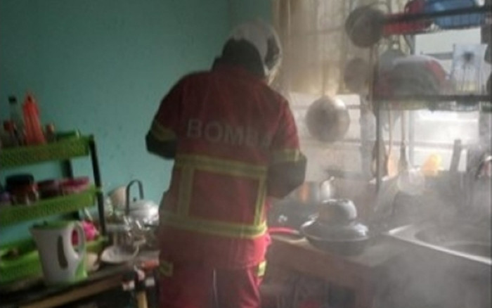 Ngôi nhà bị bao phủ bởi khói bếp than, đội cứu hộ bẻ khóa xông vào thì thấy cảnh tượng bất ngờ Ảnh 2