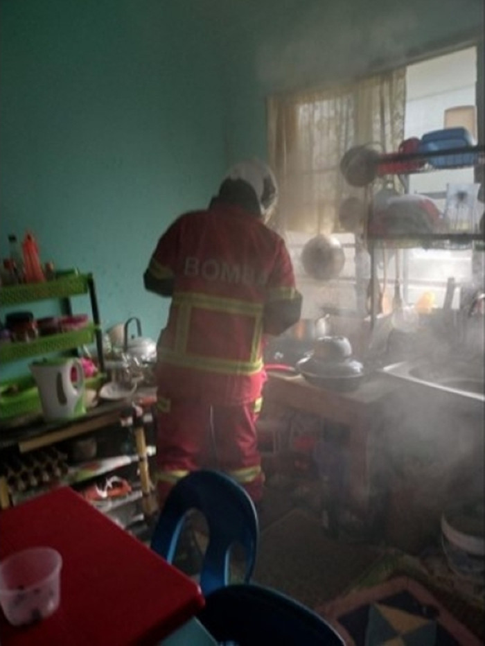 Ngôi nhà bị bao phủ bởi khói bếp than, đội cứu hộ bẻ khóa xông vào thì thấy cảnh tượng bất ngờ Ảnh 1