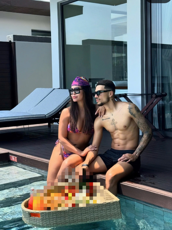 Bạn gái của Hendrio nhiều lần khiến người hâm mộ xuýt xoa, ghen tị khi đăng tải khoảnh khắc khoe trọn hình thể. Trên trang cá nhân, người đẹp gốc Brazil ưa chuộng kiểu dáng bikini hai mảnh, tôn lên nước da rám nắng và vóc dáng gợi cảm.