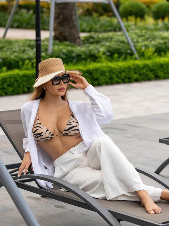 Hendrio - ngôi sao mong muốn nhập tịch giống Nguyễn Xuân Son đang nhận được sự quan tâm đặc biệt từ truyền thông Việt Nam. Anh muốn có tên Nguyễn Xuân Hên. Mọi thông tin xoay quanh chàng cầu thủ gốc Brazil liên tục được cập nhật trên mạng xã hội. Trong đó, nàng WAGs nóng bỏng Lais Machado - bạn gái của Hendrio còn trở thành nhân vật được khán giả tìm kiếm nhiệt tình.