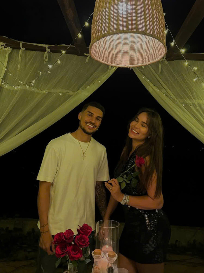 Ngôi sao sắp nhập tịch giống Nguyễn Xuân Son lần đầu tiên công khai hình ảnh bạn gái trên trang cá nhân cách đây 47 tuần. Trong dịp năm mới vừa qua, Hendrio không trở về Brazil mà chọn ở lại Việt Nam ăn Tết. Chia sẻ với truyền thông, nam tiền vệ tiết lộ đã đón Tết tại Quy Nhơn, Bình Định thay vì ở Nam Định. Lý do bởi bạn gái của Hendrio hiện sinh sống ở Bình Định.  