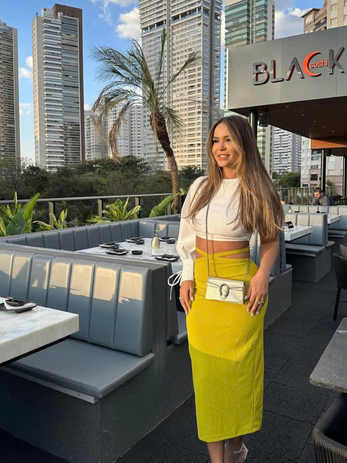 Đời thường, Lais Machado ưa chuộng những trang phục cắt xẻ táo bạo, may đo ôm sát cơ thể. Bạn gái của Hendrio ghi điểm bởi cách phối màu trang phục và phụ kiện hài hòa. 