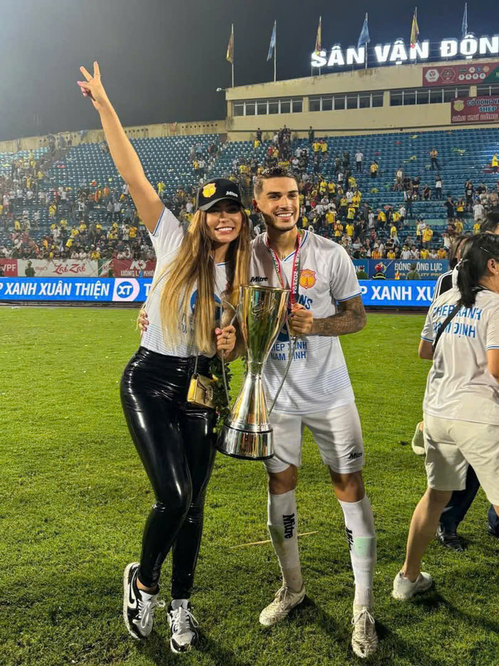 Tuy nhiên, ít người biết rằng ngôi sao sắp nhập tịch giống Nguyễn Xuân Son vẫn chưa đủ điều kiện thi đấu cho tuyển Việt Nam. Anh cần chờ đến năm 2026 để hoàn tất 5 năm cư trú liên tục theo quy định. Khi đó, Hendrio sẽ bước sang tuổi 32, độ tuổi có thể ảnh hưởng đến khả năng cạnh tranh ở cấp độ đội tuyển quốc gia. Vì vậy, HLV Kim Sang Sik sẽ phải cân nhắc kỹ lưỡng trước khi đưa ra quyết định.