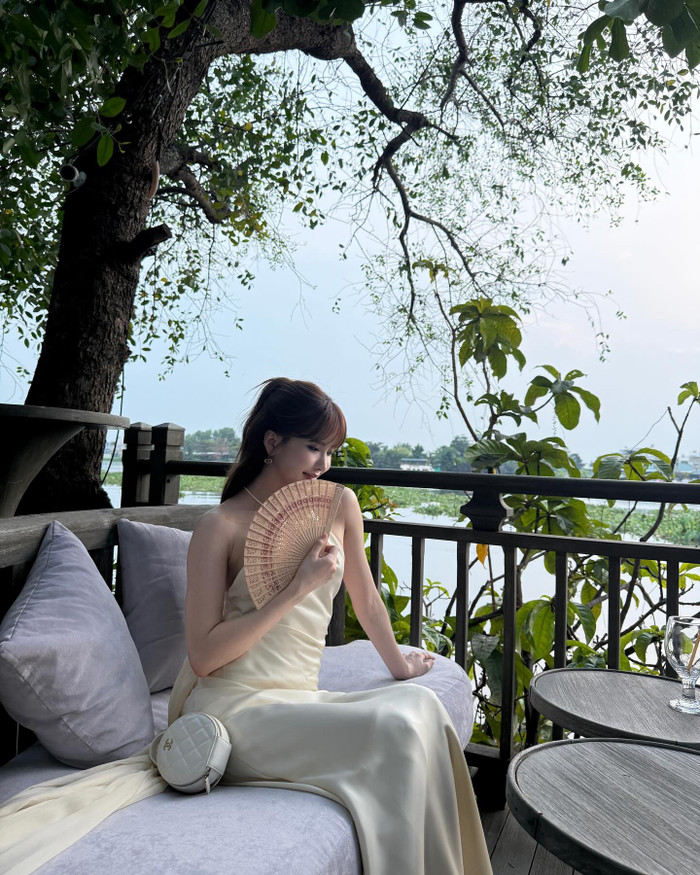 Dù không có ý định chiếm spotlight hay gây chú ý, nữ ca sĩ vẫn vấp phải luồng ý kiến trái chiều chỉ vì diện trang phục được cho là nổi bật hơn cô dâu. (Ảnh FBNV)