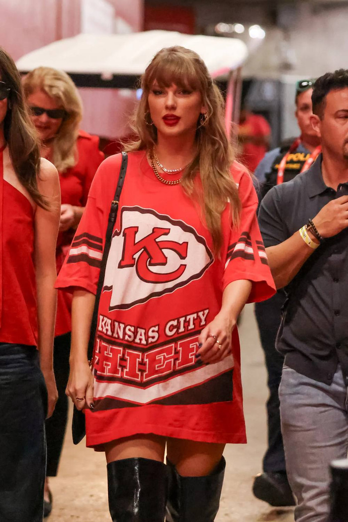 Thi thoảng, Taylor Swift chỉ cần diện chiếc áo thun oversized theo mốt 'giấu quần', phối cùng giày boot cao quá gối cũng đã đủ để ghi điểm mạnh mẽ. Tạo hình này của 'rắn chúa' toát lên phong thái năng động nhưng không kém phần cá tính và thời thượng.