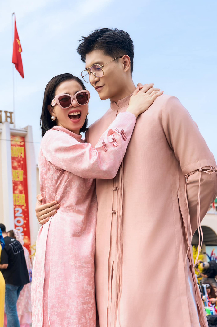 Lệ Quyên và Lâm Bảo Châu từng đối diện nhiều đàm tiếu vì chuyện tình lệch tuổi. Tuy nhiên, cả hai bỏ ngoài tai thị phi và tập trung vun vén tình cảm. Đến nay, cặp đôi 'chị - em' đã bên nhau gần 5 năm kể từ khi nữ ca sĩ công khai tình cảm. (Ảnh FBNV)