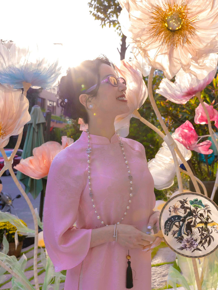 Nữ nghệ sĩ tâm sự rằng, phụ nữ ngoài 30 tuổi khi yêu cần lòng dũng cảm. (Ảnh FBNV)