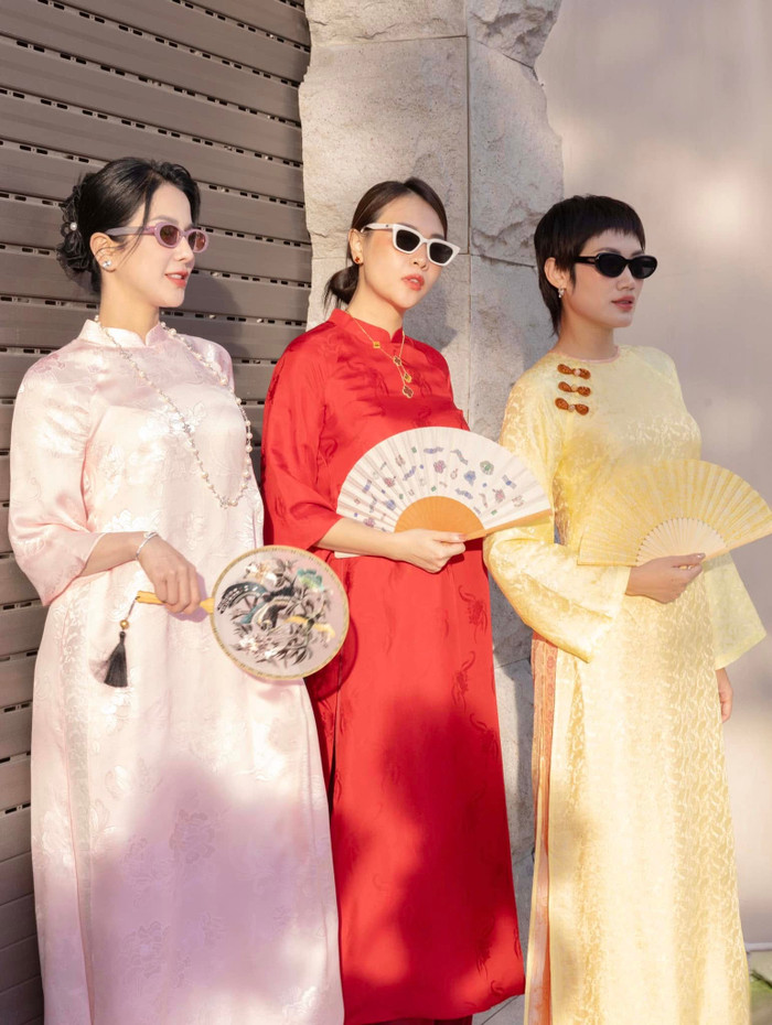 Nữ ca sĩ dành thời gian bên những người bạn thân thiết là Đàm Thu Trang, Pông Chuẩn. (Ảnh FBNV)