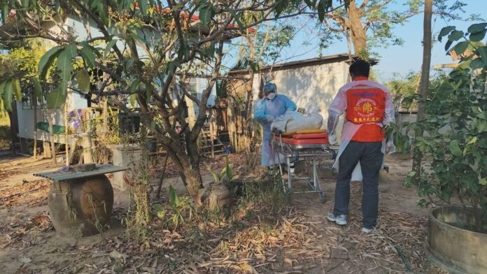 Ông cụ 63 tuổi nhiều ngày không thấy đi mua thức ăn, hàng xóm qua nhà tìm thì thấy cảnh tượng đau lòng Ảnh 2