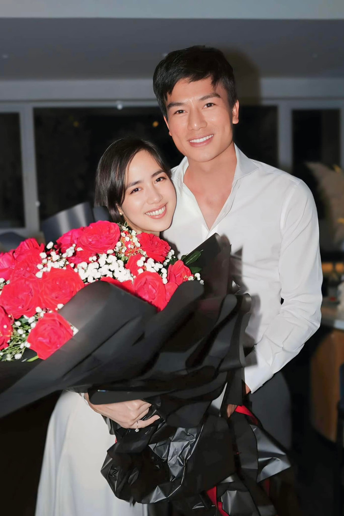 Dịp Valentine năm nay, diễn viên Hiếu Nguyễn công khai bạn gái là luật sư, đang làm việc ở Hong Kong (Trung Quốc). Anh nhắn nhủ những lời ngọt ngào đến 'một nửa' của mình: 'Sau bao nhiêu khó khăn, anh đã vượt qua thử thách, ranh giới Việt Nam - Hong Kong để chạm lấy trái tim em và có được hạnh phúc trong dịp Valentine đặc biệt và đầy ý nghĩa này'. (Ảnh FBNV)