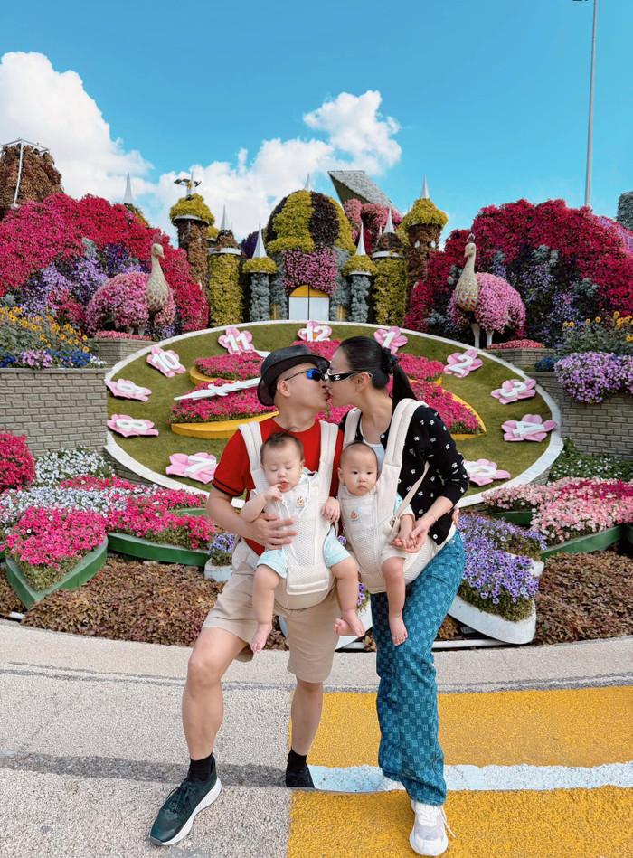 Phương Oanh gửi lời chúc đến khán giả nhân dịp lễ Tình nhân. Nữ diễn viên đăng ảnh 'khóa môi' Shark Bình vô cùng tình tứ. Bên cạnh đó, đôi vợ chồng cùng địu con đi du lịch càng khiến nhiều người thêm yêu thích, ngưỡng mộ hôn nhân của cặp đôi. (Ảnh FBNV)