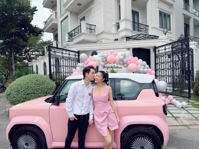 Đăng Khôi 'chơi lớn' tặng quà Valentine cho vợ là chiếc xe ô tô màu hồng ngọt ngào. Nam ca sĩ gửi lời nhắn đến bạn đời của mình: 'Chúc vợ trong năm nay sẽ ngập tràn yêu thương và màu hồng, luôn hạnh phúc bên chồng nhé!'. (Ảnh FBNV)