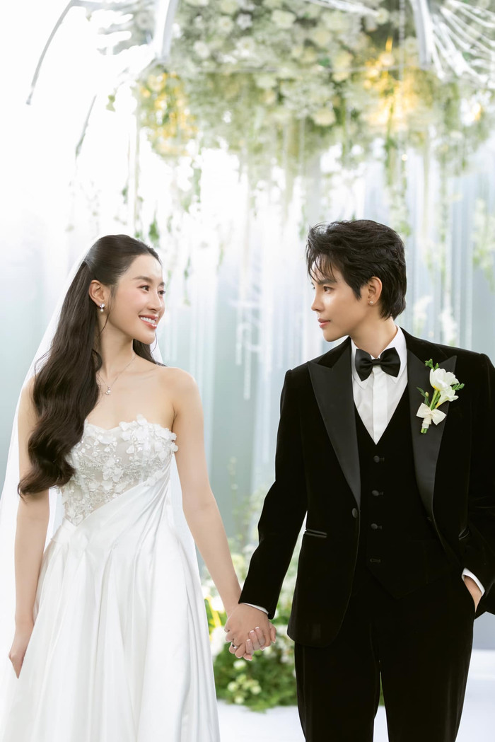 Vũ Cát Tường đón Valentine năm nay thật đặc biệt bên bạn đời sau lễ thành đôi. Ca sĩ 9X cũng dành tặng một bài hát cho 'một nửa' của mình trong ngày 14/2, đánh dấu bước ngoặt quan trọng trong tình cảm của cả hai. (Ảnh FBNV)