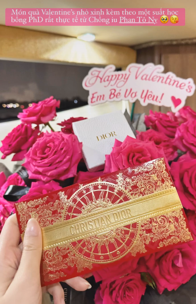Hoa hậu Lê Âu Ngân Anh chia sẻ được ông xã Phan Tô Ny dành tặng cho mình gồm hoa, món quà nhỏ đến từ thương hiệu Dior và suất học Tiến Sĩ. 