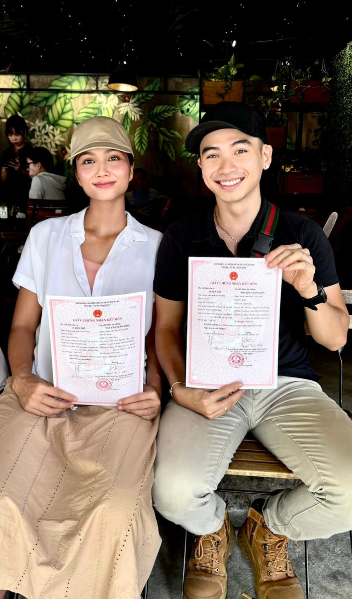 Showbiz 24h: Vợ chồng H'Hen Niê đã nhận được nhiều lời chúc từ đông đảo khán giả. Ảnh: FBNV