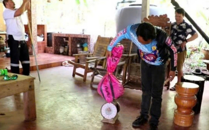 Đang ăn trong bếp, cụ bà bất ngờ đánh rơi đĩa cơm và bỏ chạy khi nhìn thấy một thứ Ảnh 2