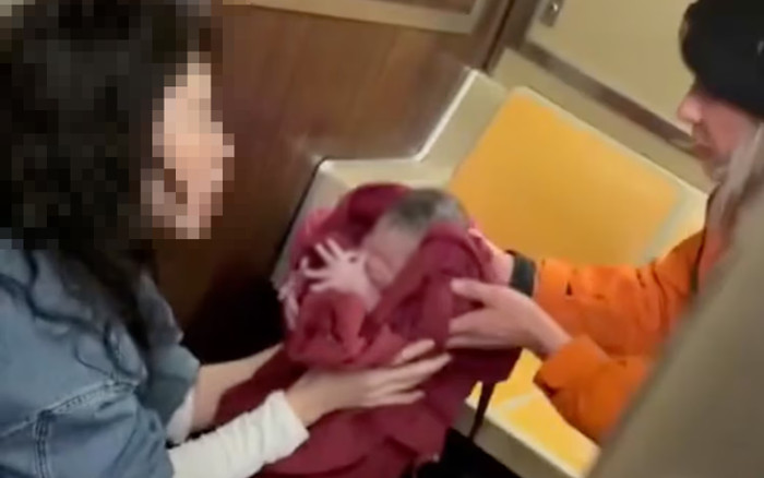 Người phụ nữ chuyển dạ sinh con trên tàu điện ngầm, hành động của một hành khách gây xôn xao Ảnh 2