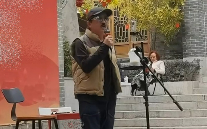 Cha của nữ ca sĩ nổi tiếng bị bắt gặp hát rong ngoài đường, nhiều người bàn tán Ảnh 2