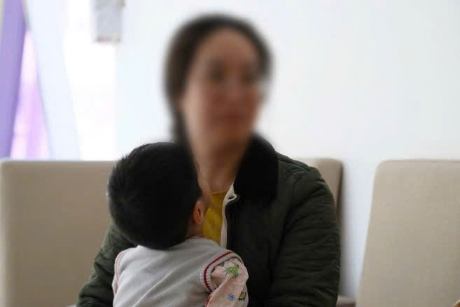 Chị T. xúc động kể lại câu chuyện của mình. Ảnh: Công an TP Hà Nội