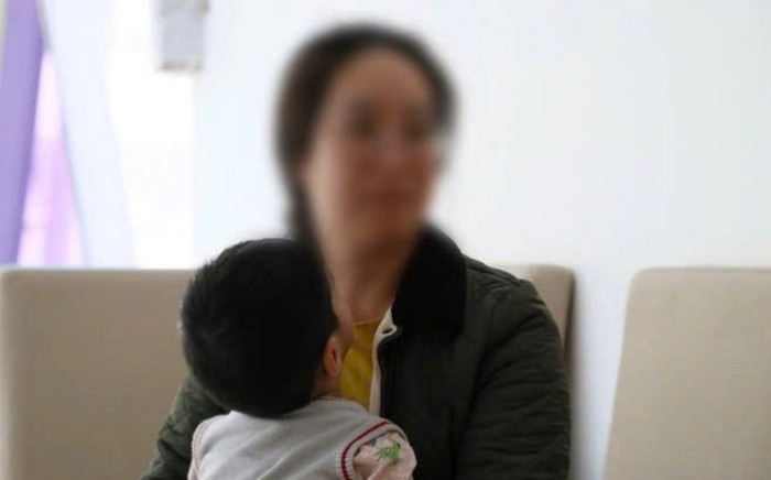 Con trai bị sốt co giật trên đường đi cấp cứu, mẹ nhận được sự giúp đỡ đầy bất ngờ Ảnh 2