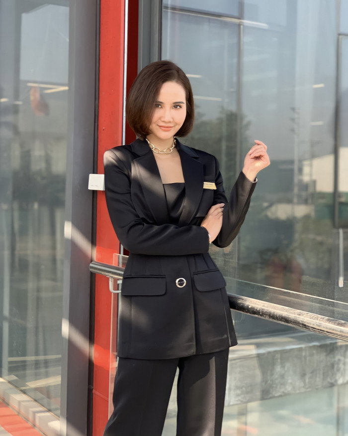 Huyền Lizzie với phong cách công sở. Ảnh: FBNV