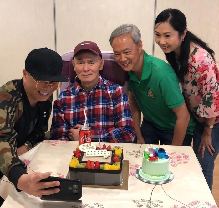 Nhờ nhiều đồng nghiệp giúp đỡ, Lưu Gia Huy lấy lại được khoản tiền mà trợ lý cũ của ông đã bòn rút. (Ảnh: QQ)