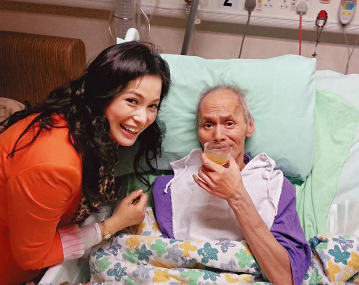 Khi Lưu Gia Huy bị đột quỵ, vợ cũ của ông nhòm ngó tài sản còn các con thì bỏ mặc bố. (Ảnh: QQ)