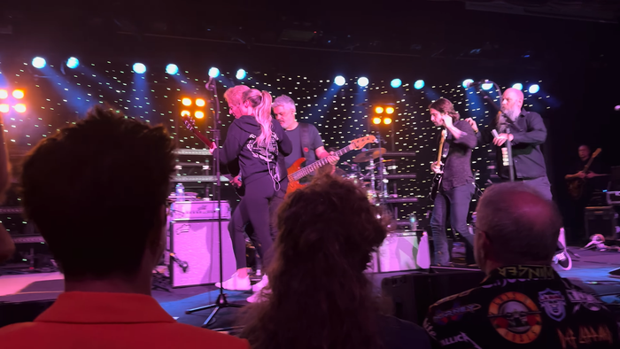 Nam ca sĩ 77 tuổi đứng không vững, được ekip dìu ra khỏi sân khấu trong sự hoang mang của khán giả Ảnh 3