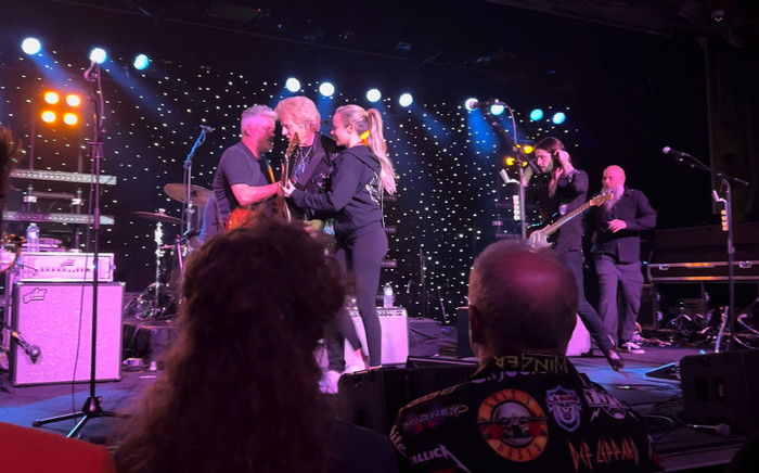 Nam ca sĩ 77 tuổi đứng không vững, được ekip dìu ra khỏi sân khấu trong sự hoang mang của khán giả Ảnh 2