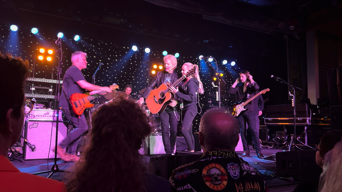 Nam ca sĩ 77 tuổi đứng không vững, được ekip dìu ra khỏi sân khấu trong sự hoang mang của khán giả Ảnh 2