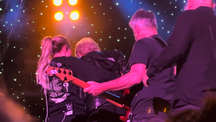 Don Felder được ekip dìu ra khỏi sân khấu trong sự hoang mang, lo lắng của khán giả.