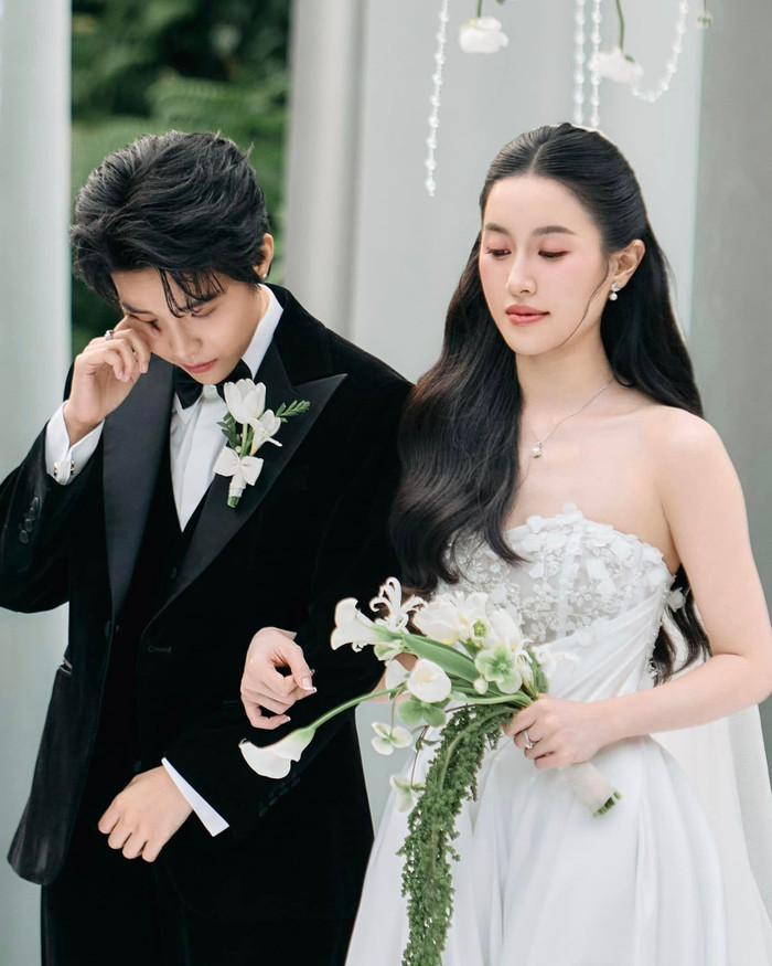 Vũ Cát Tường xúc động vì được 'Trời trao em cho anh' trong hôn lễ của mình. (Ảnh: FBNV)