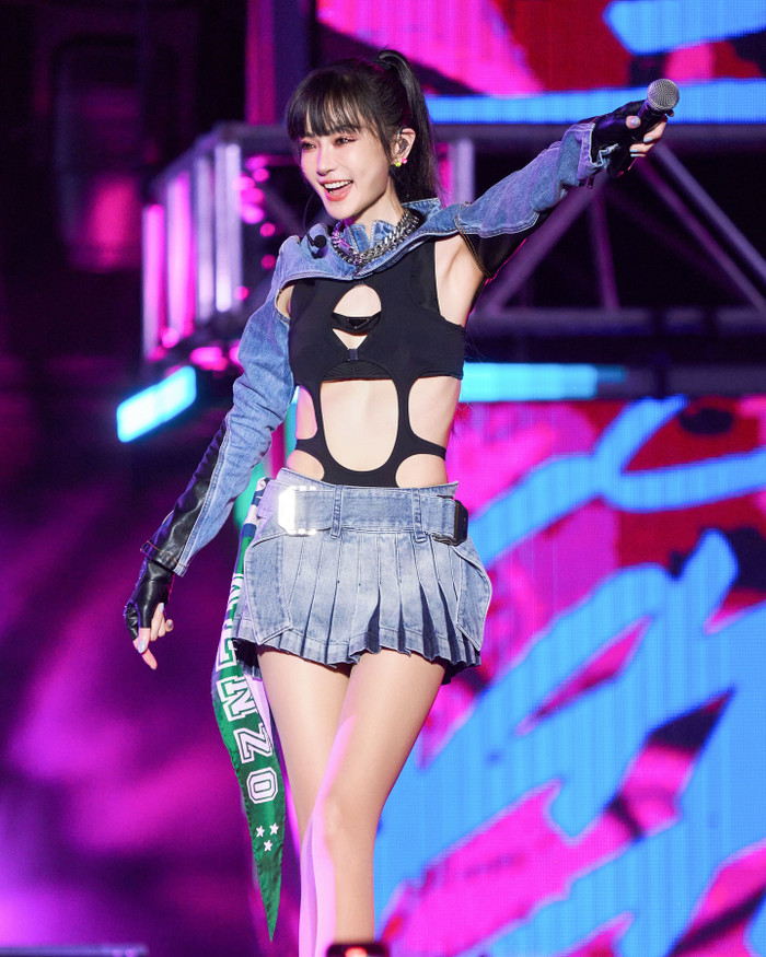 Nhờ vóc dáng không mỡ thừa, Tạ Kim Yến thoải mái diện những bộ cánh khoét xẻ táo bạo mà không phải phụ nữ trung niên nào cũng dám thử sức. 