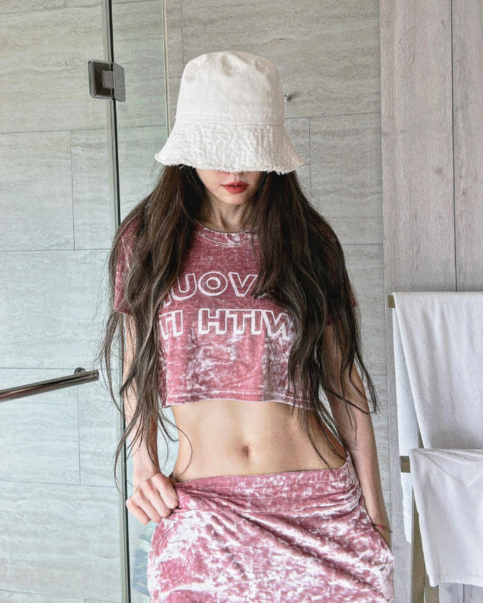 Nữ ca sĩ giữ được vòng hai thon gọn, cơ bụng sắc nét nhờ ăn uống đúng trình tự, có khoa học. 